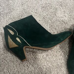 Patricia Blanchet 🇫🇷 Green and Gold